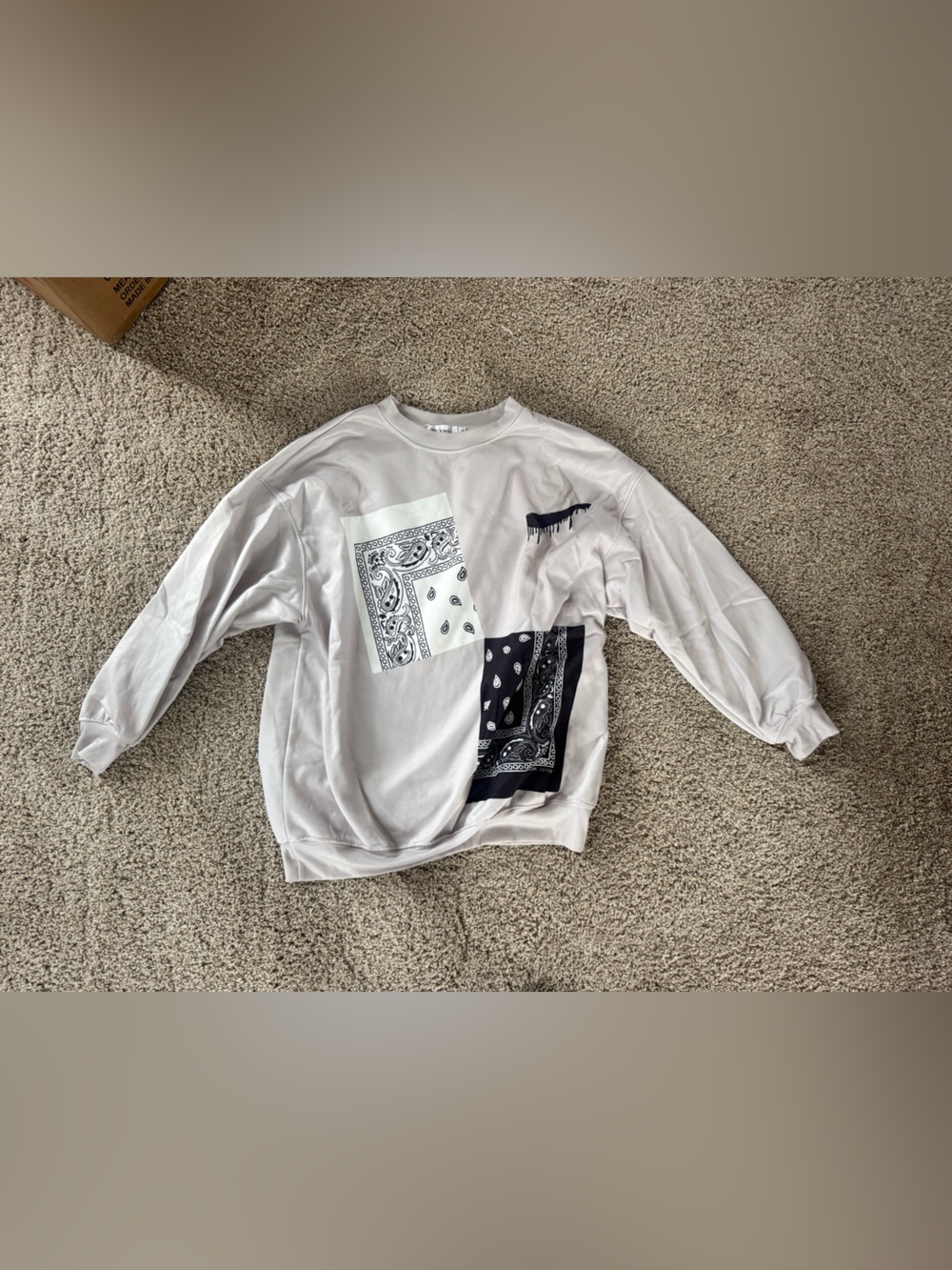 White/ grey Graphic Bandana-Print crewneck Sweatshirt, Size Small